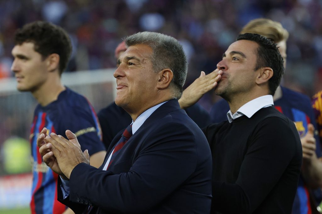 Presiden Klub Barcelona Joan Laporta (tengah) dan pelatih Xavi Hernandez membalas sambutan pendukung di akhir laga Liga Spanyol antara Barcelona dan Mallorca di Stadion Camp Nou, Barcelona, Spanyol, 29 Mei 2023. 