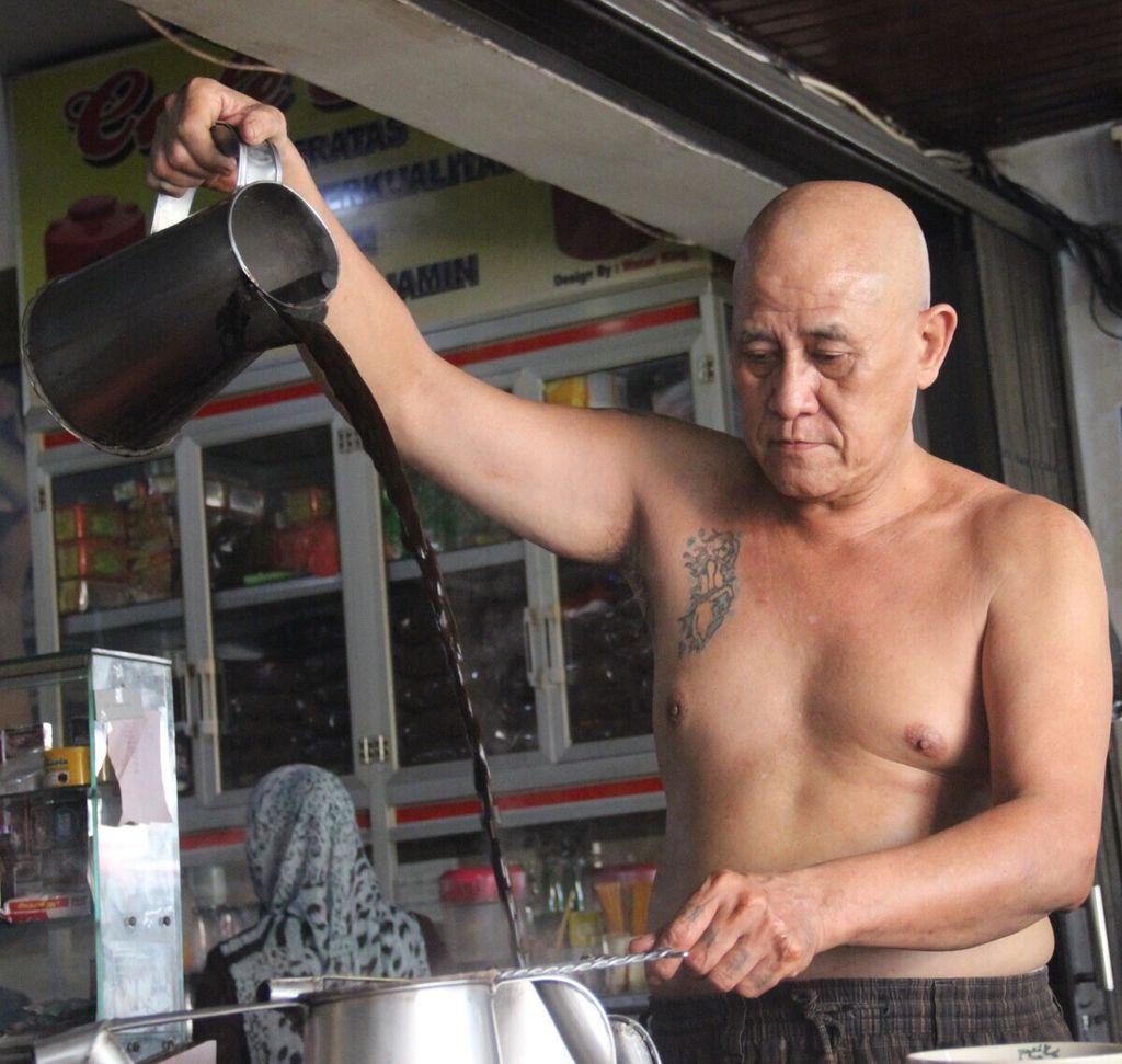 Asiang (65), barista sekaligus pemilik warung kopi Asiang di Pontianak, Kalimantan Barat, meracik kopi pada 2018.