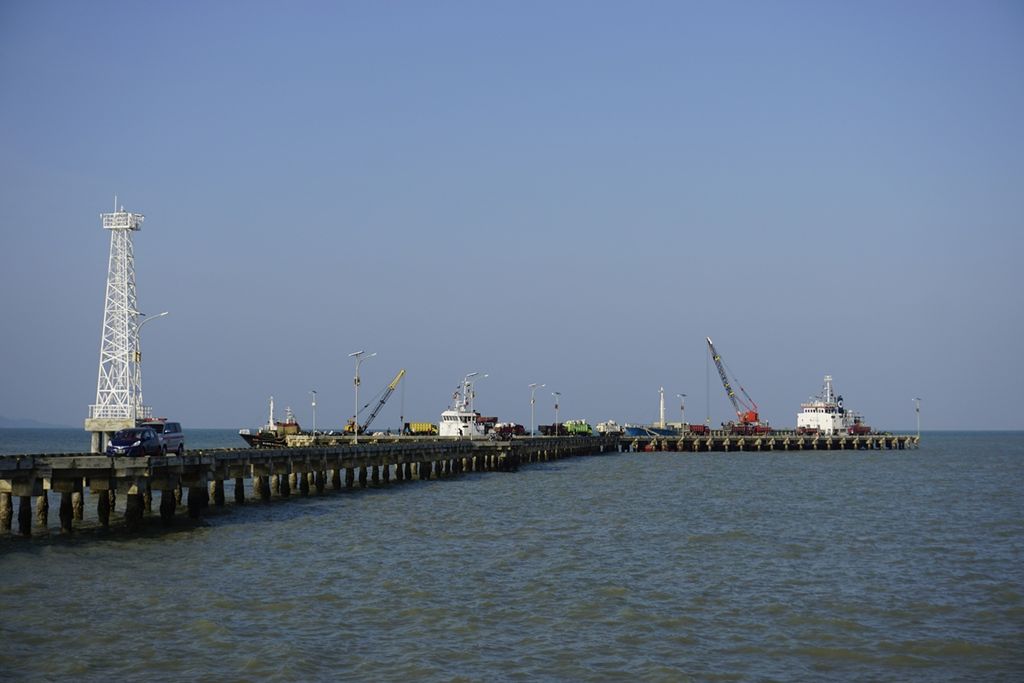 Suasana pelabuhan Pulau Nyamuk di Pulau Sebatik, Kabupaten Nunukan, Kalimantan Utara, Jumat (9/8/2019). Pelabuhan ini berada di jembatan sepanjang 3 kilometer dan menjadi salah satu pintu masuk ke Sebatik.