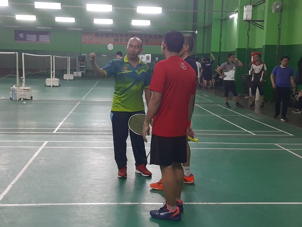 Dua karyawan Samudera Indonesia sedang mendengarkan arahan pelatih untuk berkompetisi antar perusahaan di Diaz Badminton Hall, Jakarta Barat pada Rabu (16/11/2022). Tempat olahraga tersebut selalu penuh pada saat jam pulang kerja, yakni 16.00-23.00.