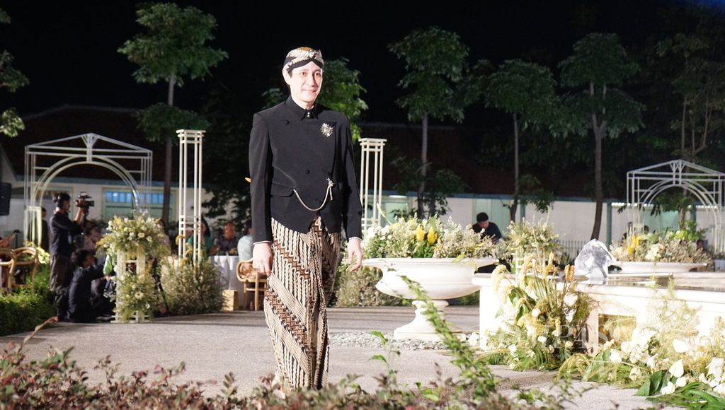 Gusti Pangeran Haryo Paundrakarna Jiwo Suryonegoro, putra Mangkunegara IX, tengah melaksanakan peragaan busana dalam pergelaran "Angsukayana" di Taman Pracima, Pura Mangkunegaran, Kota Surakarta, Jawa Tengah, Minggu (29/10/2023). 