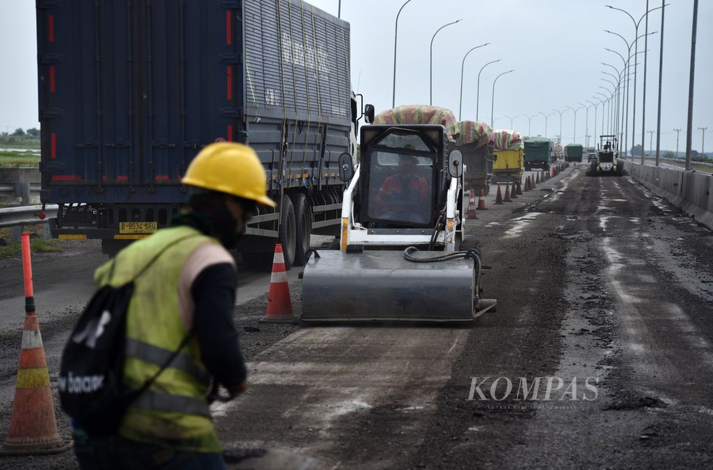 Pengaspalan di ruas Jalan Tol Kayu Agung-Palembang yang merupakan proyek anak usaha PT Waskita Karya (Persero) Tbk, yakni PT Waskita Sriwijaya Tol, Rabu (27/3/2024). PT Waskita Karya termasuk salah satu Badan Usaha Milik Negara (BUMN) Karya.