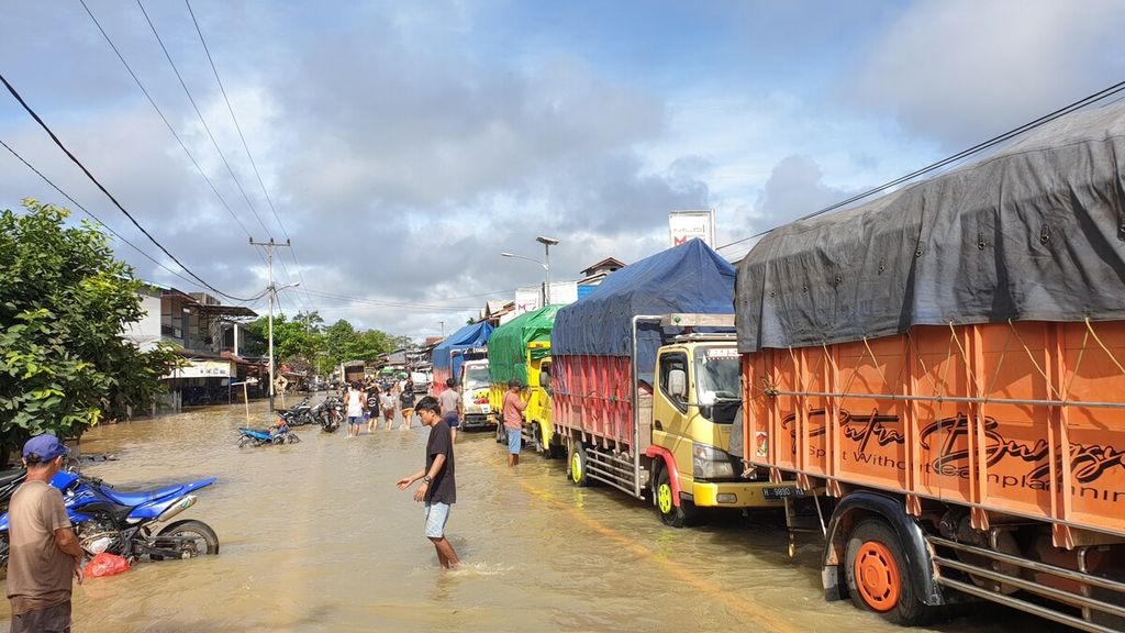 Lines of vehicles on the flooded Trans Kalimantan route, to be precise at Balai Berkuak, the capital of Simpang Hulu District, Ketapang Regency, West Kalimantan, Monday (10/10/2022).