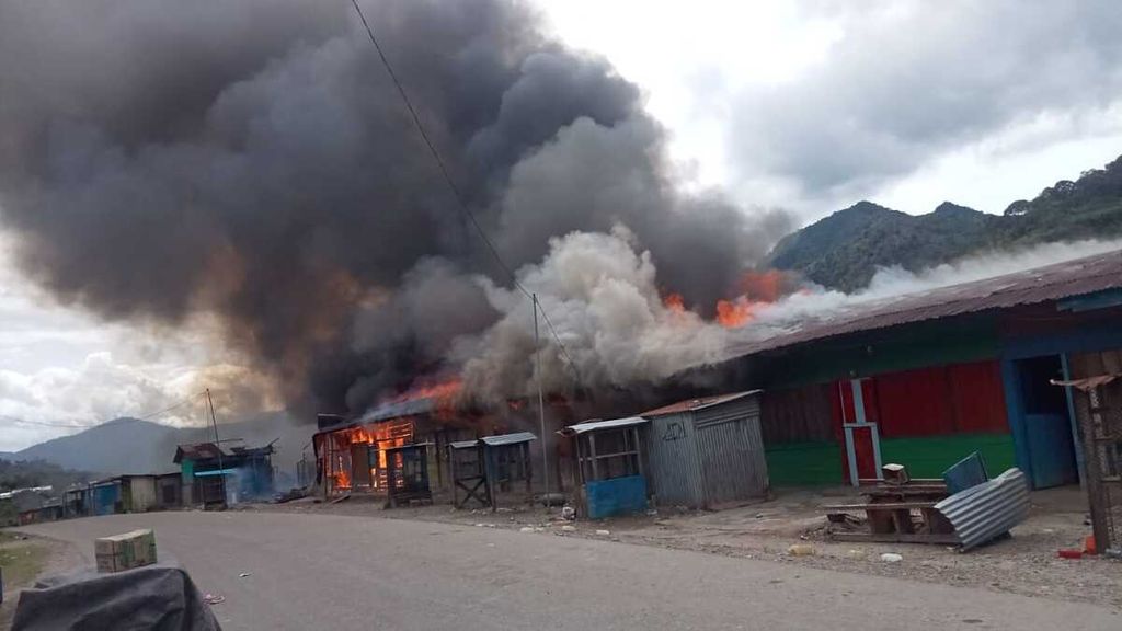 Sekelompok orang membakar kios di Distrik Mapia, Kabupaten Dogiyai, Papua Tengah, Sabtu (21/1/2023). Aksi ini dipicu adanya penembakan terhadap seorang warga bernama Yulianus Tebai.