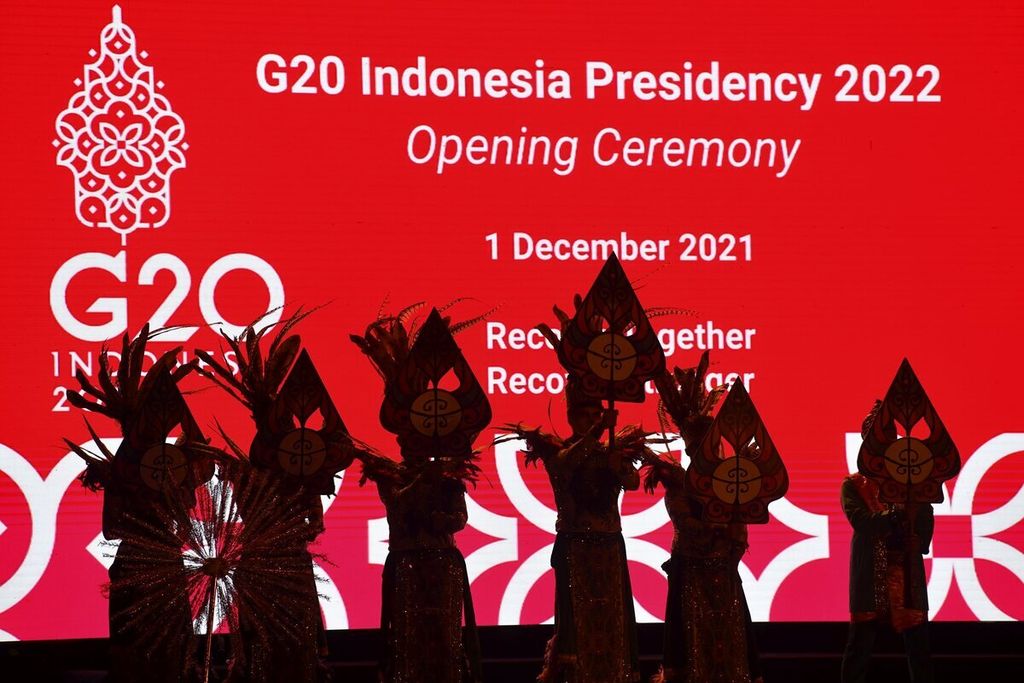Para penari membawakan tari selamat datang dalam pembukaan Presidensi G-20 Indonesia di Taman Lapangan Banteng, Jakarta, Rabu (1/12/2021).