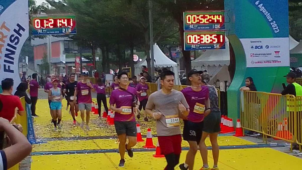 Para peserta lomba lari BAF Lions Run 2023 menyelesaikan perlombaan di QBIG BSD, Kabupaten Tangerang, Minggu (6/8/2023). Sebanyak 1.700 berlari secara langsung dan 1.800 orang berlari secara virtual.