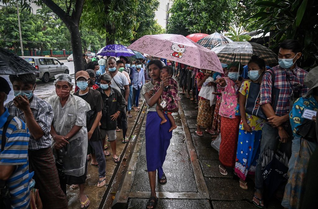 Warga mengantre untuk mendapatkan makanan gratis di sebuah ruas jalan di Yangon, Myanmar, 17 Agustus 2022. 