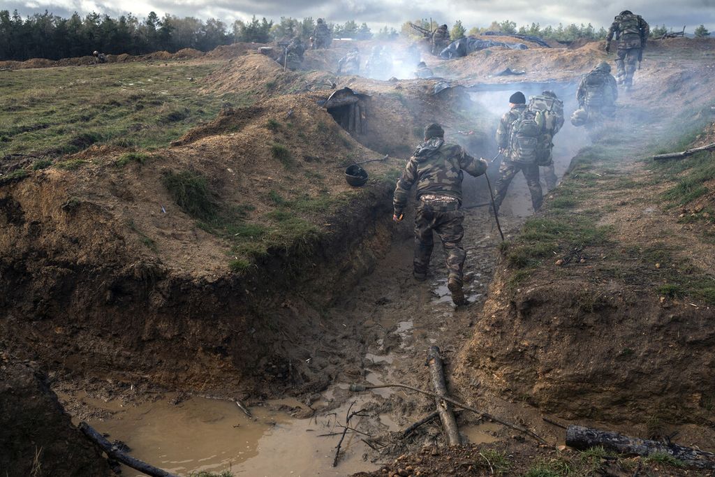 Pasukan infanteri berlatih perang di antara parit-parit di kamp pelatihan saat belajar keterampilan tempur di Perancis, Selasa (7/11/2023). 