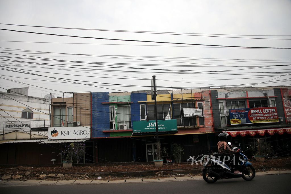 Kabel utilitas di Jalan Merpati Raya, Ciputat, Tangerang Selatan,Bbanten, Rabu (2/8/2023). 