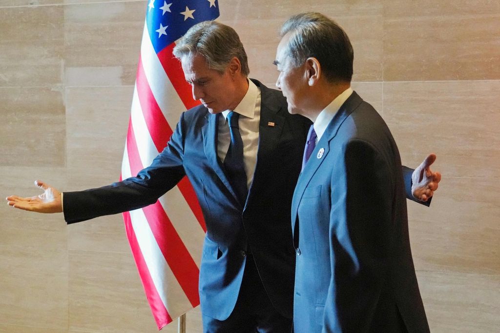 Menteri Luar Negeri Amerika Serikat Antony Blinken (kiri) mempersilakan Menlu China Wang Yi menuju ruang rapat bilateral di sela-sela pertemuan para menlu negara-negara anggota Perhimpunan Bangsa-bangsa Asia Tenggara (ASEAN) di Vientiane, Laos, Sabtu (27/7/2024).