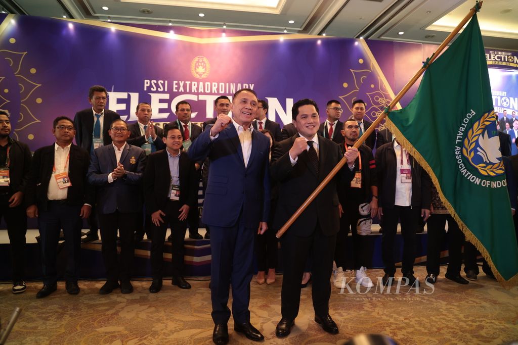 PSSI Chairman for the 2024-2027 period Erick Thohir (front right) received the PSSI flag from the PSSI General Chair for the 2019-2023 period Mochamad Iriawan during the handover after the PSSI Extraordinary Congress in Jakarta, Thursday (16/2/2023).
