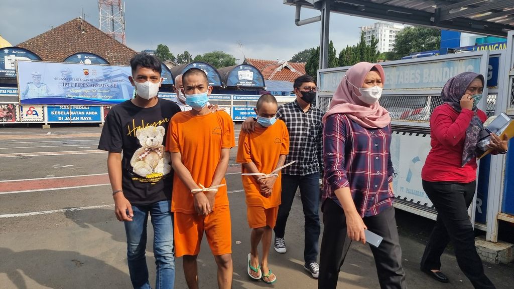 ILustrasi-Dua tersangka kasus perdagangan anak untuk prostitusi daring dibawa petugas di Markas Polrestabes Bandung, Jawa Barat, Rabu (29/12/2021). 