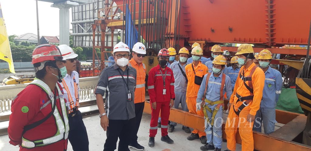 Direktur Utama PT KCIC Dwiyana Slamet Riyadi (kemeja abu-abu) berbincang singkat dengan pekerja proyek pemasangan gelagar balok untuk jalur lintasan kereta cepat Jakarta-Bandung di Bekasi, Jawa Barat, Senin (27/6/2022). Sebanyak 85 persen tenaga kerja proyek kereta cepat adalah warga lokal.
