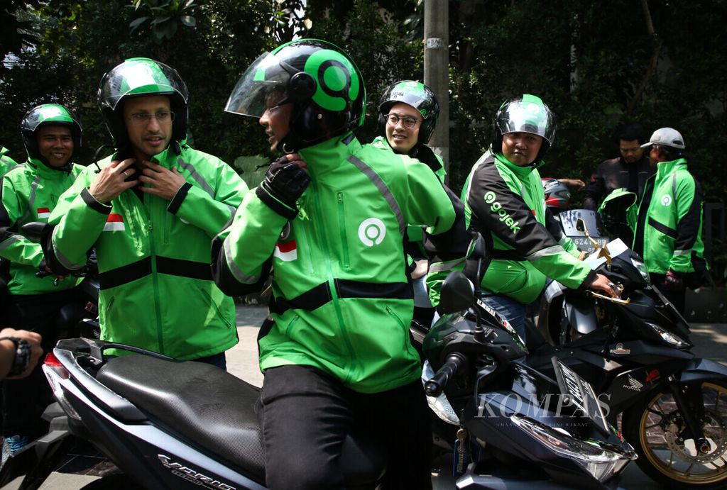 Pendiri dan CEO Gojek Grup Nadiem Makarim (dua kiri) mengenakan jaket dan helm berlogo baru saat acara pergantian logo (<i>rebranding</i>) Gojek di Jakarta, Senin (22/7/2019). 