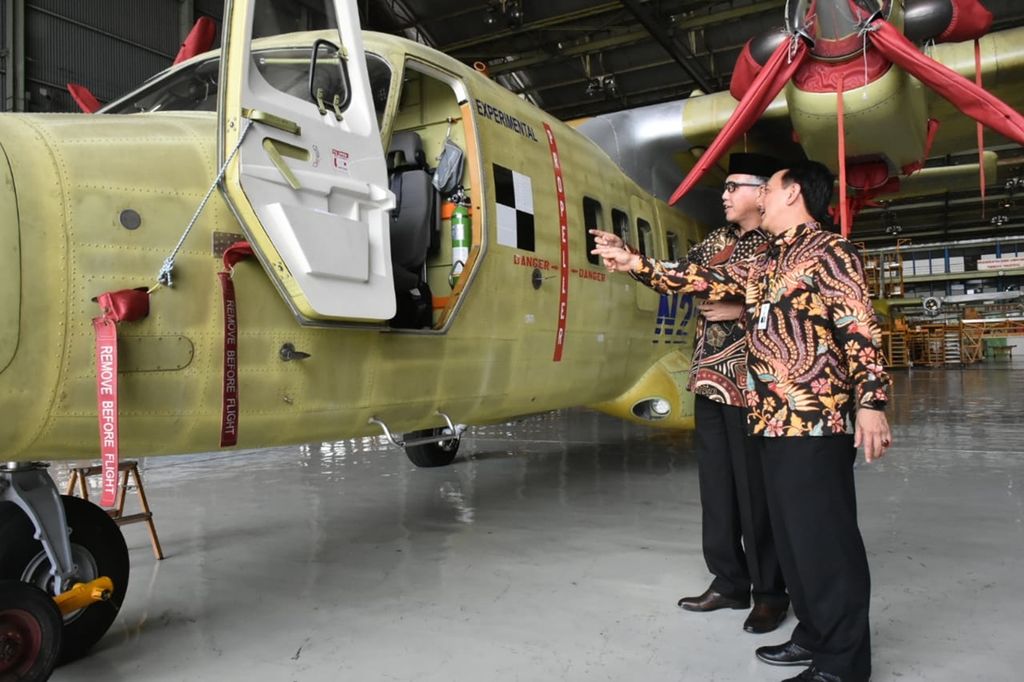 Plt Gubernur Aceh, Nova Iriansyah didamping Dirut PT. Dirgantara Indonesia, Elfien Goentoro saat meninjau pesawat N219 di hanggar PT Girgantara Indonesia, Senin (9/12/2019).