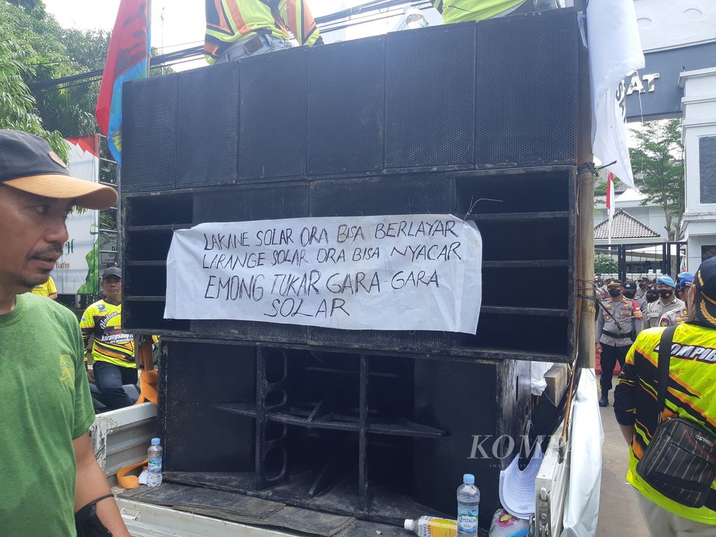 Caswinto, nakhoda KM Anugerah, menunjukkan tempat bahan bakar minyak yang kosong pada kapalnya di Karangsong, Kabupaten Indramayu, Jawa Barat, Kamis (9/6/2022). Caswinto dan sejumlah nelayan sudah tiga bulan tak melaut karena harga solar industri yang mencapai Rp 16.500 per liter untuk kapal ukuran besar.