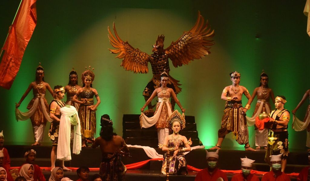 Pentas The Laras Of Gamelan Merah Putih pimpinan produksi Heri Prasetyo tampil di Gedung Cak Durasim, Kota Surabaya, Rabu (9/3/2022) malam. Selain untuk menyambut Hari Musik Nasional, pentas dilakukan untuk mensyukuri penetapan gamelan sebagai warisan budaya tak benda dunia oleh UNESCO pada 15 Desember 2021.