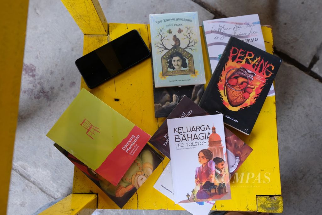 Suasana toko buku Merahitam di Makassar, Sulawesi Selatan, Selasa (17/10/2023). Toko yang dibuat pada 2019 ini lantas berkembang menjadi penerbitan buku lokal pada 2020. Hingga kini, Merahitam telah menerbitkan setidaknya tujuh judul buku.