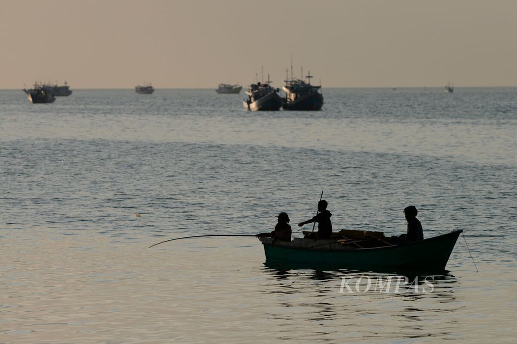 Sebuah keluarga dalam satu perahu yang memancing ikan di Kampung Nelayan Siwalima, Kecamatan Pulau-pulau Aru, Kabupaten Kepulauan Aru, Provinsi Maluku, Kamis (21/9/2023). Kemiskinan menjadi potret kehidupan nelayan kampung tersebut di tengah besarnya potensi perikanan perairan Indonesia Timur. 