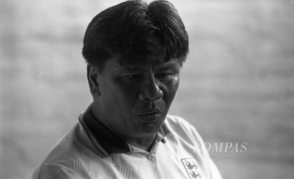 Benny Dollo, Pelatih timnas senior PSSI untuk SEA Games XVII di Singapura, saat menyertai latihan fisik para pemain di kompleks Krakatau Beach Resort, Pantai Carita, Pandeglang, Banten, Sabtu 15 Mei 1993. 