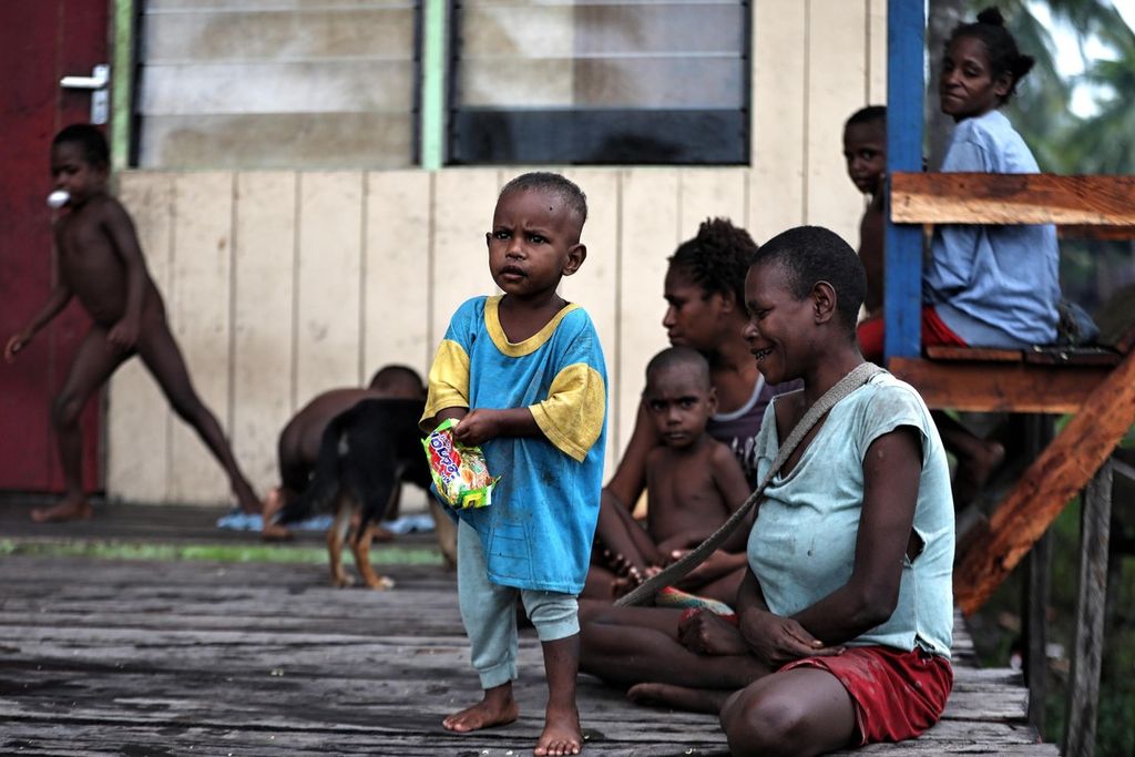 A boy from Kampung As in Three Islands district, Asmat regency, Papua, enjoys his "breakfast" of raw instant noodles on Thursday (14/10/2021) as his parents watch. Raw instant noodles can cause digestive problems for children, especially young children.