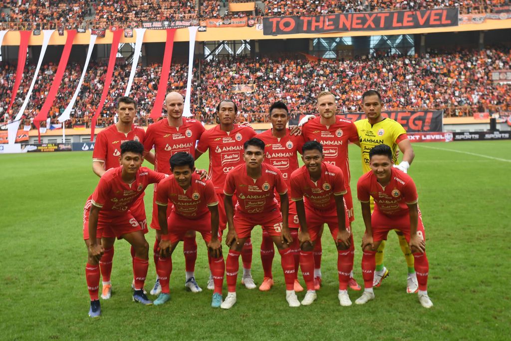 Sejumlah punggawa Persija Jakarta berfoto sebelum laga melawan Rans Nusantara FC dalam pertandingan uji coba di Stadion Wibawa Mukti, Cikarang, Kabupaten Bekasi, Jawa Barat, Sabtu (16/7/2022). Pertandingan yang digelar sebagai persiapan jelang Liga 1 2022-2023 sekaligus peluncuran skuad Persija itu berakhir dengan skor 4-2 untuk kemenangan Persija. 