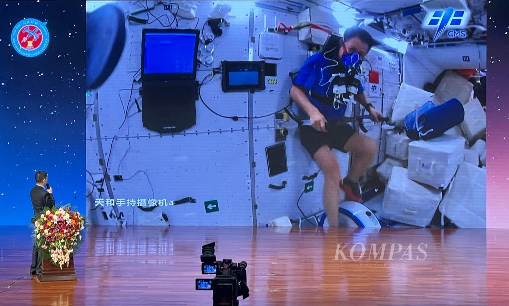 Astronot Liu Boming harus rutin berolahraga ketika berada di luar angkasa demi menjaga kebugaran dan kesehatan. Alat-alat olahraga yang tersedia, antara lain, sepeda statis dan <i>treadmill</i>, Selasa (1/11/2022).