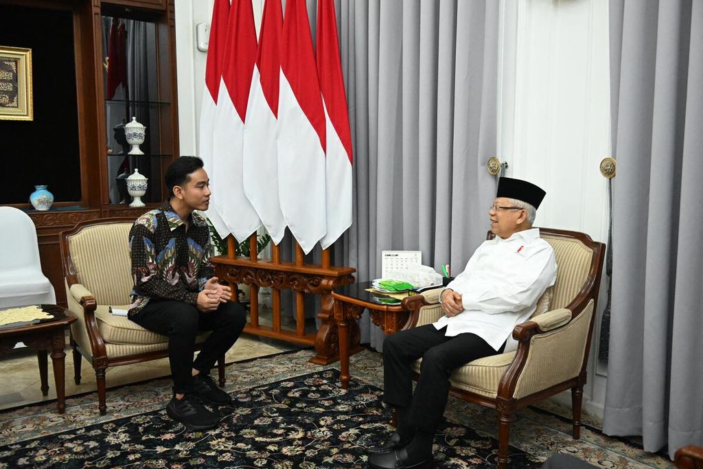 Wakil Presiden terpilih Gibran Rakabumingraka bersilaturahmi dengan Wapres Ma'ruf Amin di kediaman Wapres, Jalan Diponegoro, Jakarta, Rabu (24/4/2024).