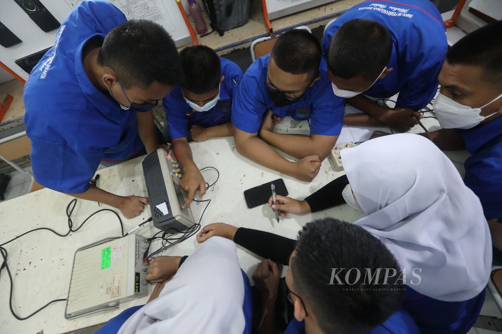 Siswa jurusan teknik elektronika mencoba alat peraga di SMKN 26, Rawamangun, Jakarta, 18 Juli 2022. Pendidikan kejuruaan berbasis vokasi dengan porsi praktik yang lebih dominan sangat membutuhkan ketesediaan laboratorium serta alat peraga. 