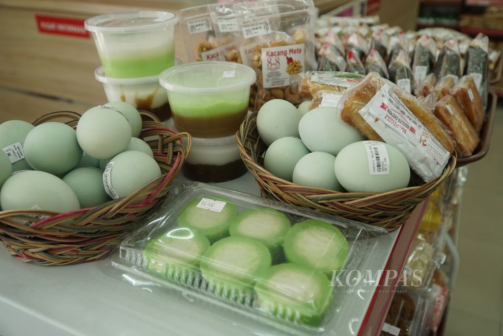 Telur asin dan sejumlah kue basah produksi UMKM yang dijual di Budiman Swalayan cabang Ulak Karang, Kota Padang, Sumatera Barat (Sumbar), Kamis (16/3/2023). Minimarket ataupun toko swalayan menjadi tempat pemasaran produk UMKM lokal di Padang ataupun kabupaten/kota lainnya di Sumbar.