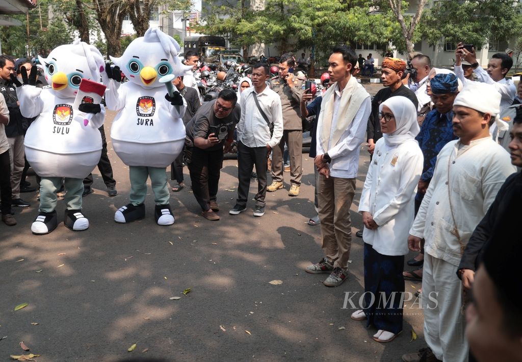 Bupati Lebak Octavia Jayabaya (berhijab) menerima rombongan pembawa bendera pataka dari Kabupaten Pandeglang saat kirab Pemilu di Lebak, Banten, Senin (18/9/2023).