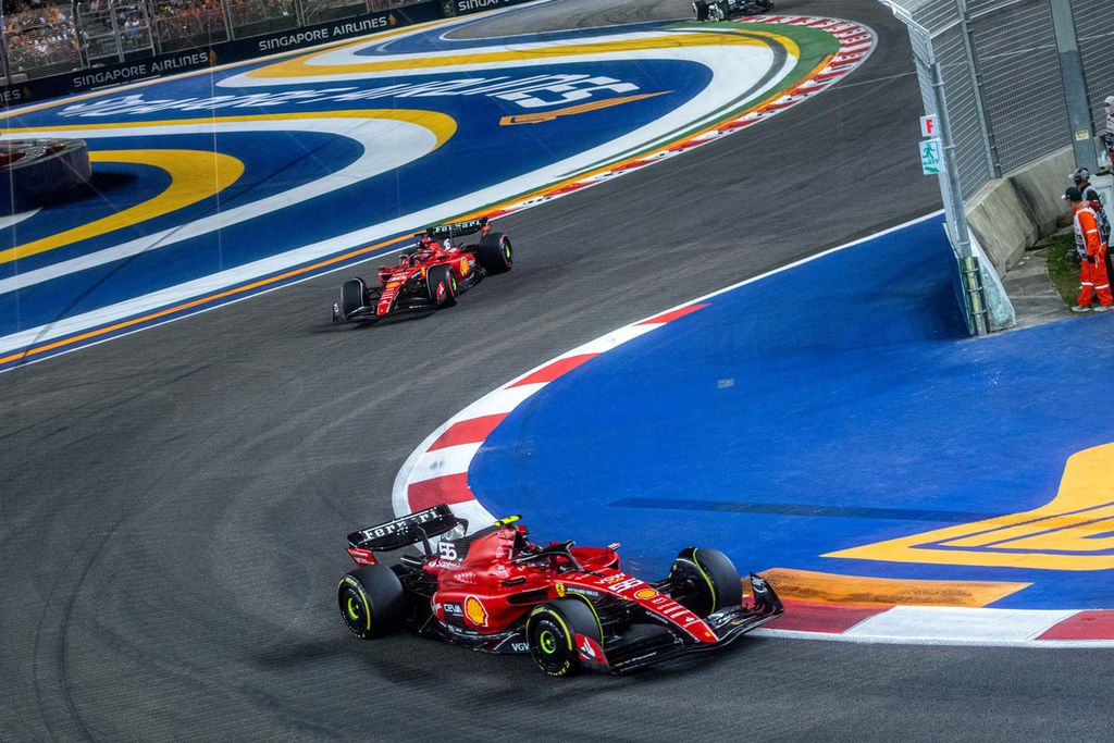Pebalap Ferrari beraksi dalam balapan Formula 1 seri Singapura, Minggu (17/9/2023).