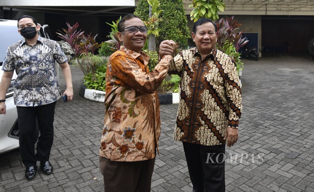 Menteri Koordinator Bidang Politik, Hukum, dan Keamanan Mahfud MD (kiri) dan Menteri Pertahanan Prabowo Subianto saling berjabat tangan setelah pertemuan di kediaman Menkopolhukam Mahfud MD di Jalan Denpasar, Kuningan, Jakarta, Selasa (25/4/2023). 