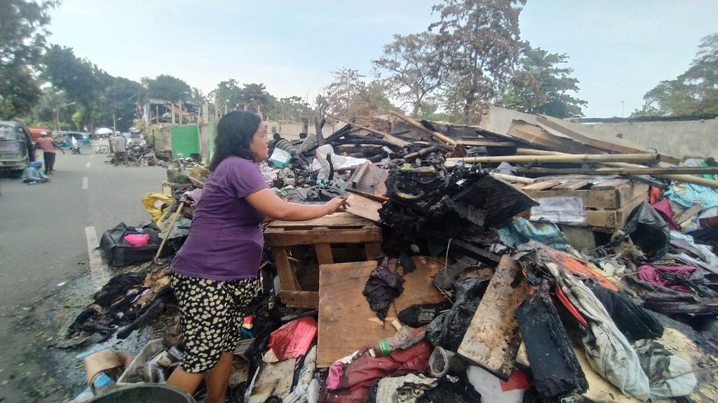 Seorang pemulung tengah mencari barang-barang sisa kebakaran di RT 011 RW 001 Kelurahan Manggarai, Kecamatan Tebet, Jakarta Selatan, Senin (19/12/2022), untuk dijual.