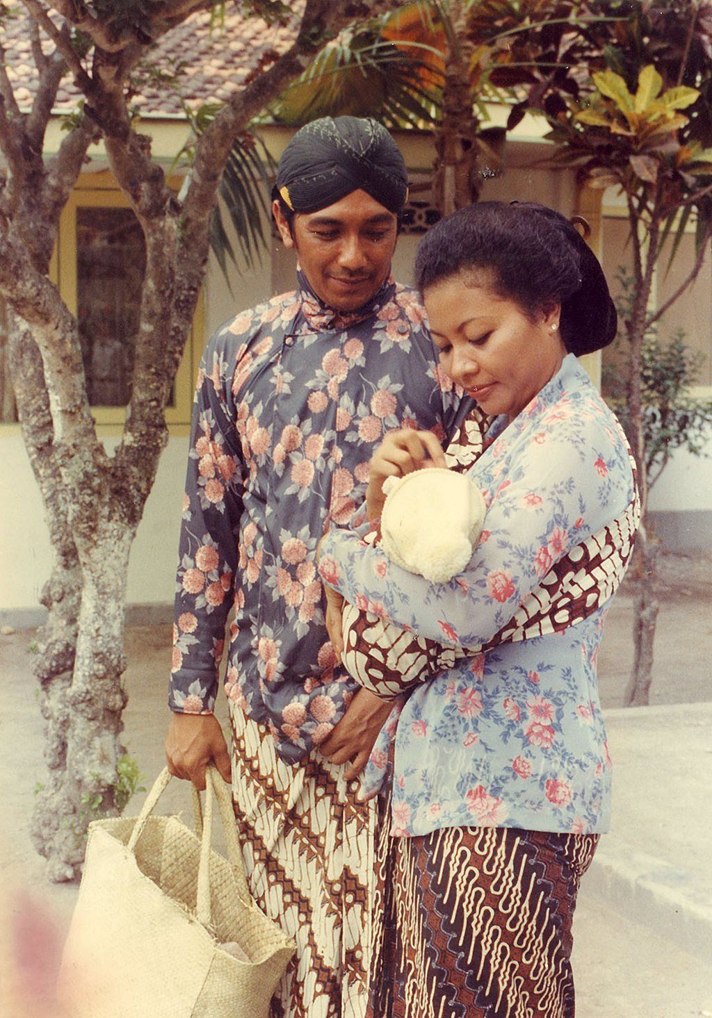 Kaharuddinsyah yang memerankan Letkol Soeharto dan Nuniek Kardjono sebagai Ny. Tien Soeharto dalam sebuah adegan film "Janur Kuning".