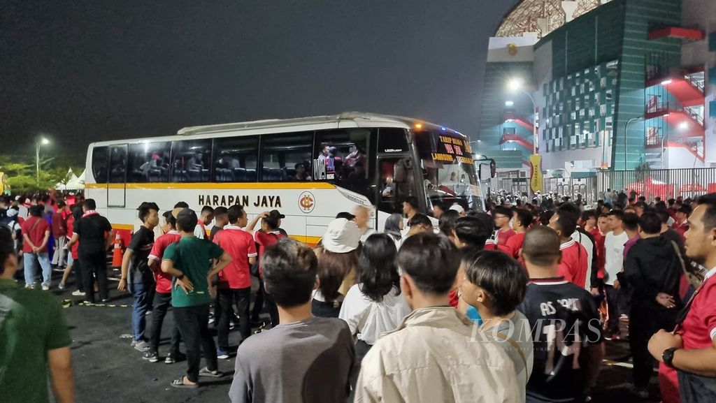 Antrean suporter untuk naik <i>shuttle bus </i>seusai menyaksikan laga pembuka Piala Dunia U-17 2023 di Stadion Gelora Bung Tomo, Surabaya, Jawa Timur, Jumat (10/11/2023) malam. Mereka tidak mendapatkan informasi jelas terkait keberangkatan bus untuk kembali ke pusat kota Surabaya.