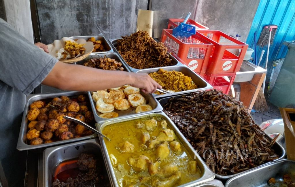 Kuliner halal di Bali tersedia di tempat-tempat makan yang sudah disertifikasi halal. Seperti menu makanan yang tersedia di Warung Nasi Pedas Bu Andika di Legian, Kuta, Badung, Jumat (29/12/2023).