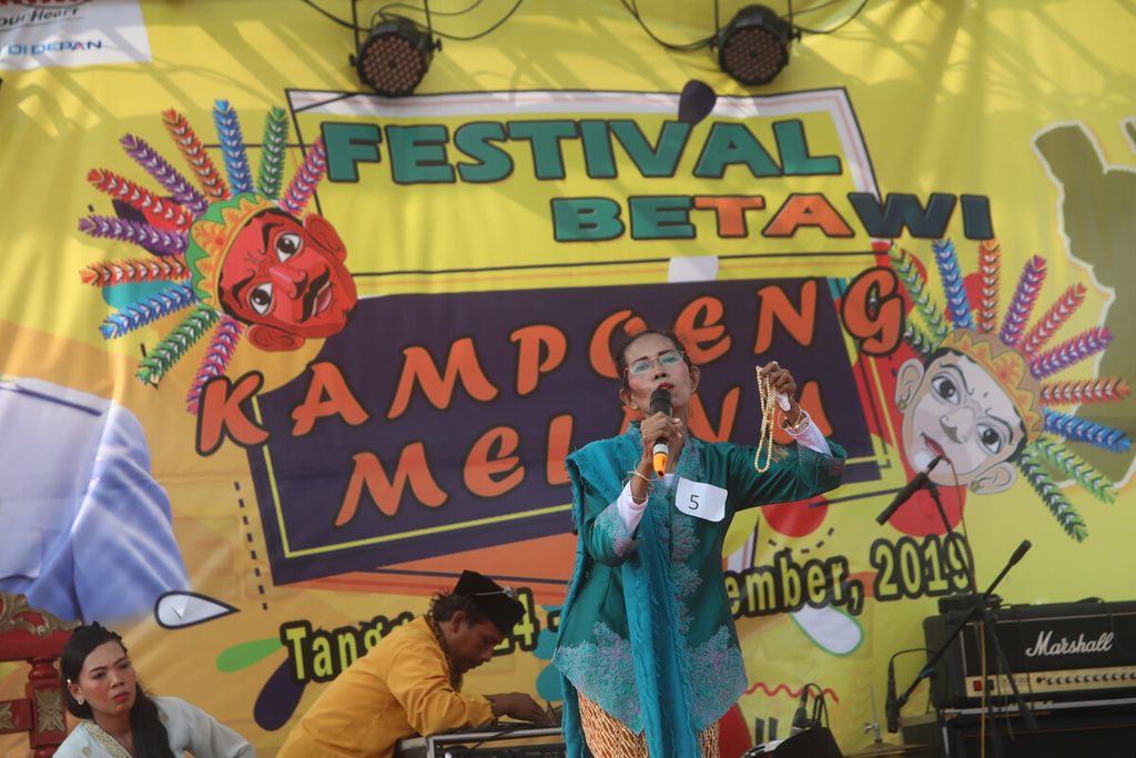 Peserta beraksi dalam Lomba Ngomel dan Ngedumel saat berlangsung Festival Betawi Kampoeng Melayu di ruas Jalan Jatinegara Barat, Jakarta Timur, pertengahan Desember 2019. Temanya seperti nasihat terkait pentingnya kesehatan, pendidikan, dan perlindungan terhadap anak ataupun perempuan.