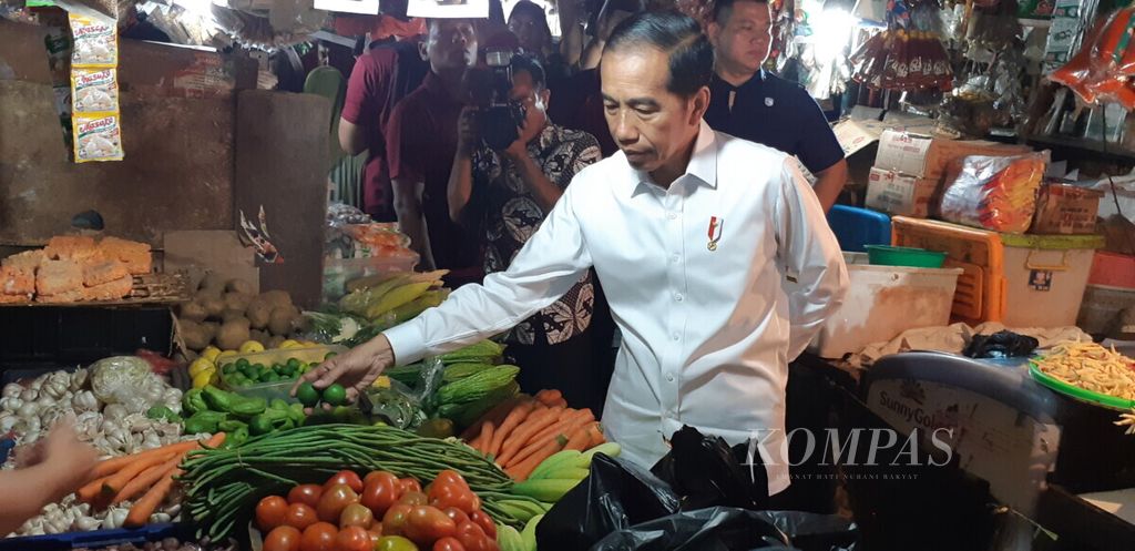 Presiden Joko Widodo mendadak melakukan blusukan ke sebuah pasar tradisional di Pasar Minggu, Jakarta, pada Jumat (22/2/2019) pagi.