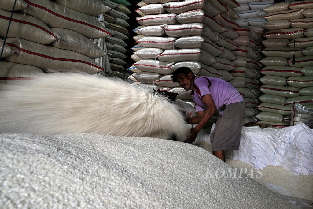 Pekerja mengaduk beras di Pasar Induk Beras Cipinang, Jakarta, Sabtu (23/4/2022). Bulog menargetkan adanya penyerapan gabah setara beras dari petani sebanyak 330.000 ton pada puncak musim panen pertama periode Maret-April 2022.