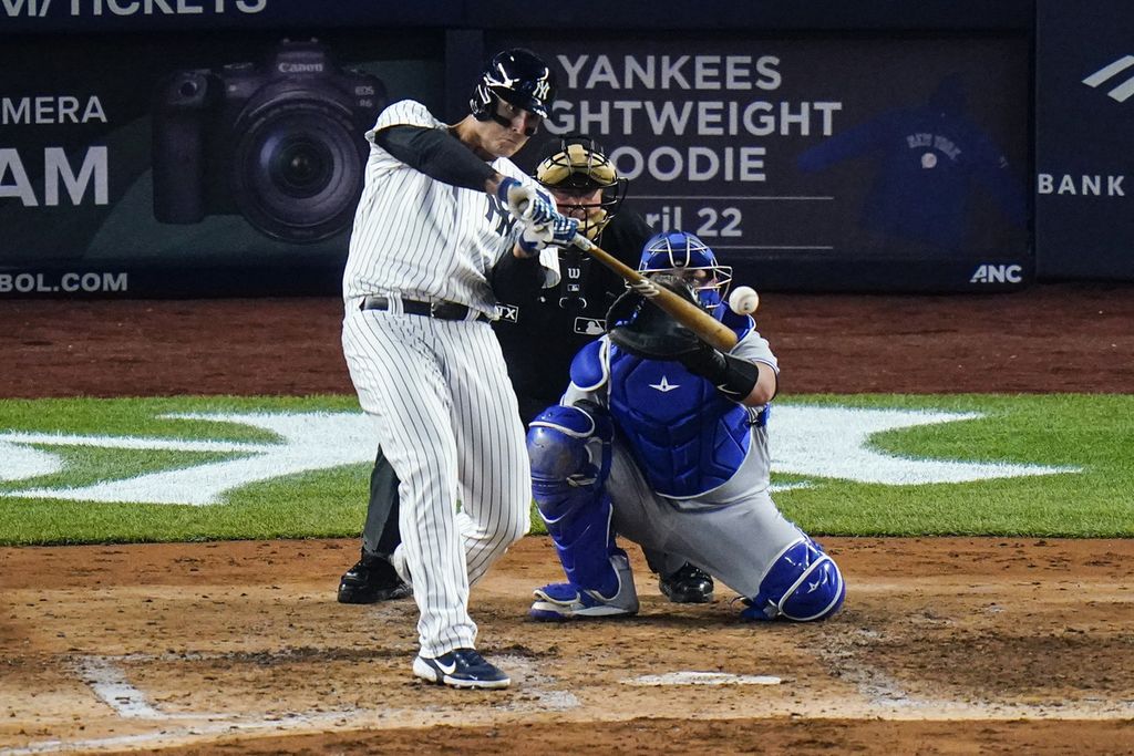 Atlet bisbol New York Yankees, Anthony Rizzo, memukul bola dalam pertandingan melawan Toronto Blue Jays di New York, Amerika Serikat, 13 April 2022. 