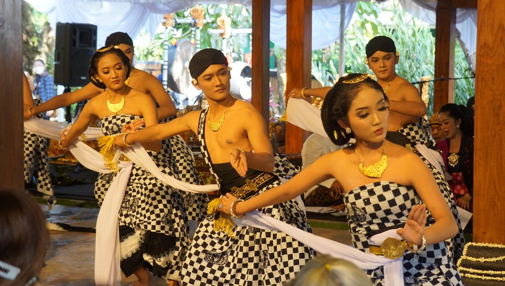Kelompok tari Swargaloka, asal Jakarta, menampilkan "Bedhayan Angger-angger Sewelas" dalam Festival Bedhayan 2023 di Ohmm Stay, Kabupaten Sleman, Daerah Istimewa Yogyakarta, Minggu (14/5/2023). 