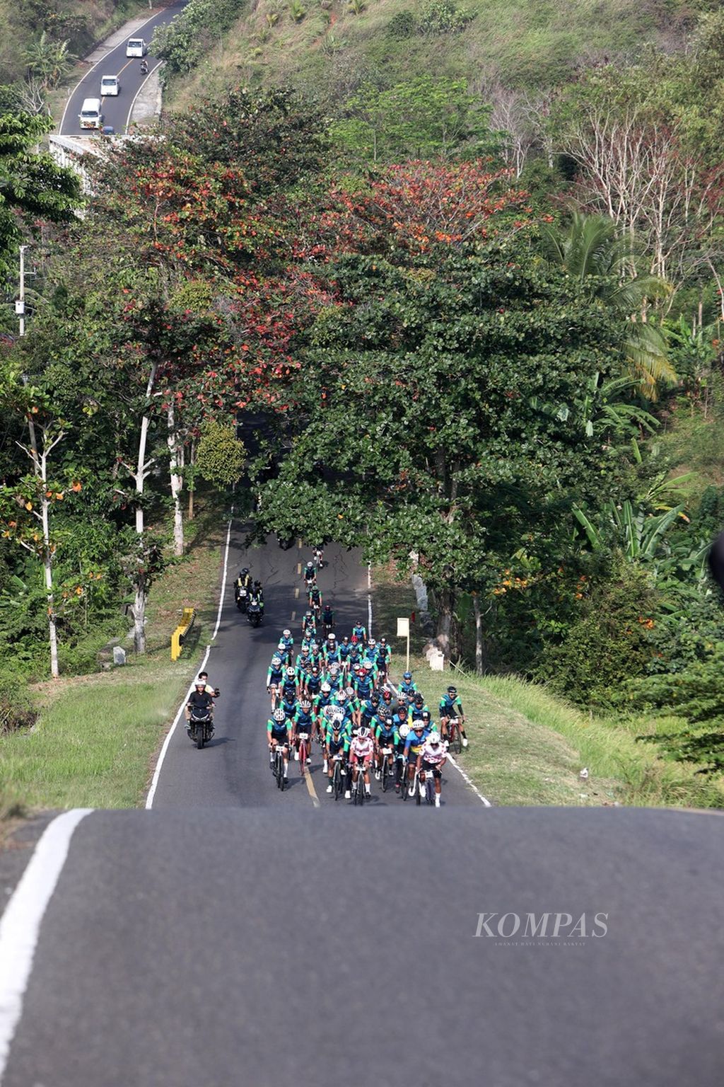 Peserta balap sepeda Cycling de Jabar 2022 memacu sepedanya untuk menyelesaikan etape kedua sejauh 169 kilometer dari Rancabuaya, Garut, hingga Alun-alun Paamprokan, Pangandaran, Minggu (28/8/2022).