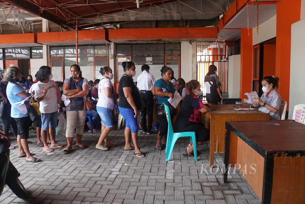 Warga mengantre untuk mengambil BLT BBM di Kantor Pos Manado, Sulawesi Utara, Senin (12/9/2022). 