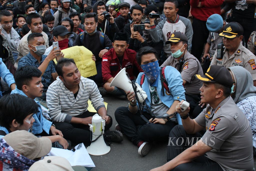 Kapolrestabes Bandung menemui mahasiswa pengunjuk rasa di gedung sate bandung 