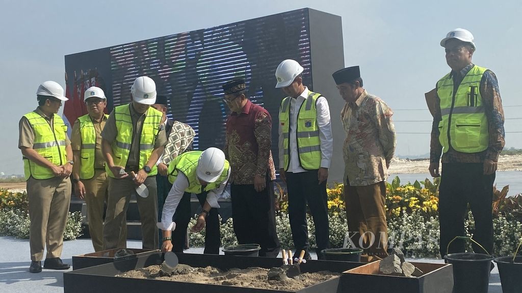 Penjabat Gubernur DKI Jakarta Heru Budi Hartono dan jajarannya saat peletakan batu pertama pembangunan RDF Plant di Jakarta Utara, Senin (13/5/2024).