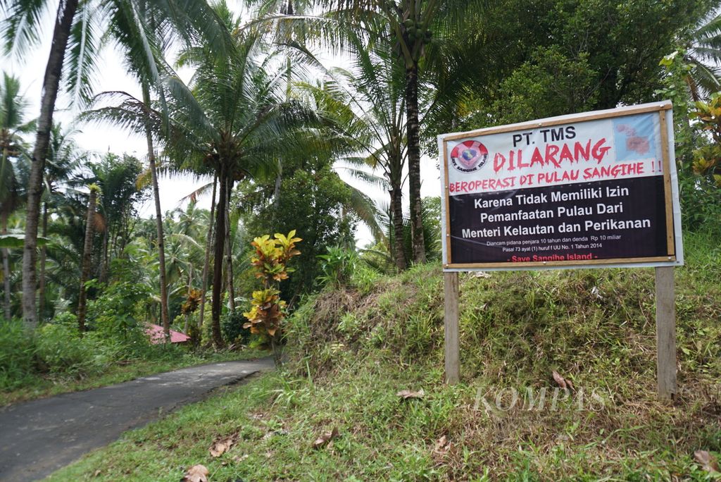 Sebuah spanduk penolakan terhadap PT Tambang Mas Sangihe di jalan lintas kecamatan wilayah Tabukan Selatan Tengah, Kepulauan Sangihe, Sulawesi Utara, Sabtu (7/8/2021). Spanduk itu dipasang di berbagai tempat oleh gerakan Save Sangihe Island.