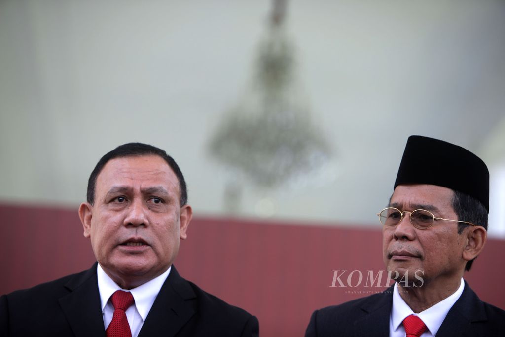 Ketua KPK Filri Bahuri (kiri) bersama Wakil Ketua KPK Johanis Tanak memberikan keterangan kepada wartawan seusai pelantikan Johanis Tanak di Istana Negara, Jakarta, Jumat (28/10/2022). 