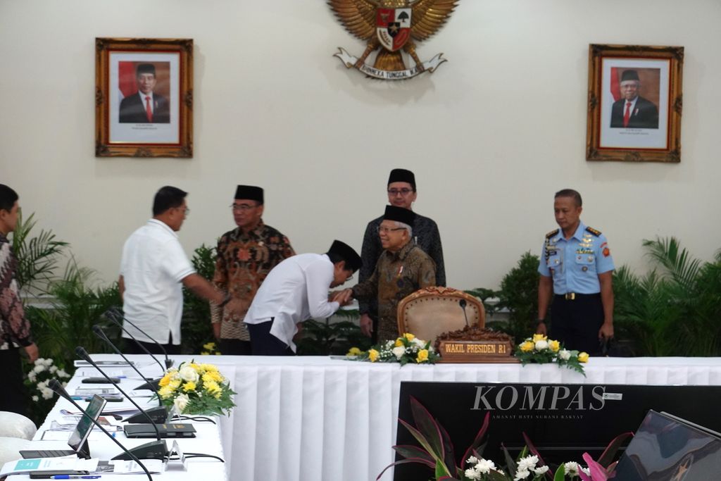 Wakil Presiden Ma’ruf Amin memimpin rapat koordinasi pengarah dan pelaksana Tim Percepatan Penurunan Stunting (TPPS) di Istana Wapres, Jakarta, Selasa (19/3/2024).