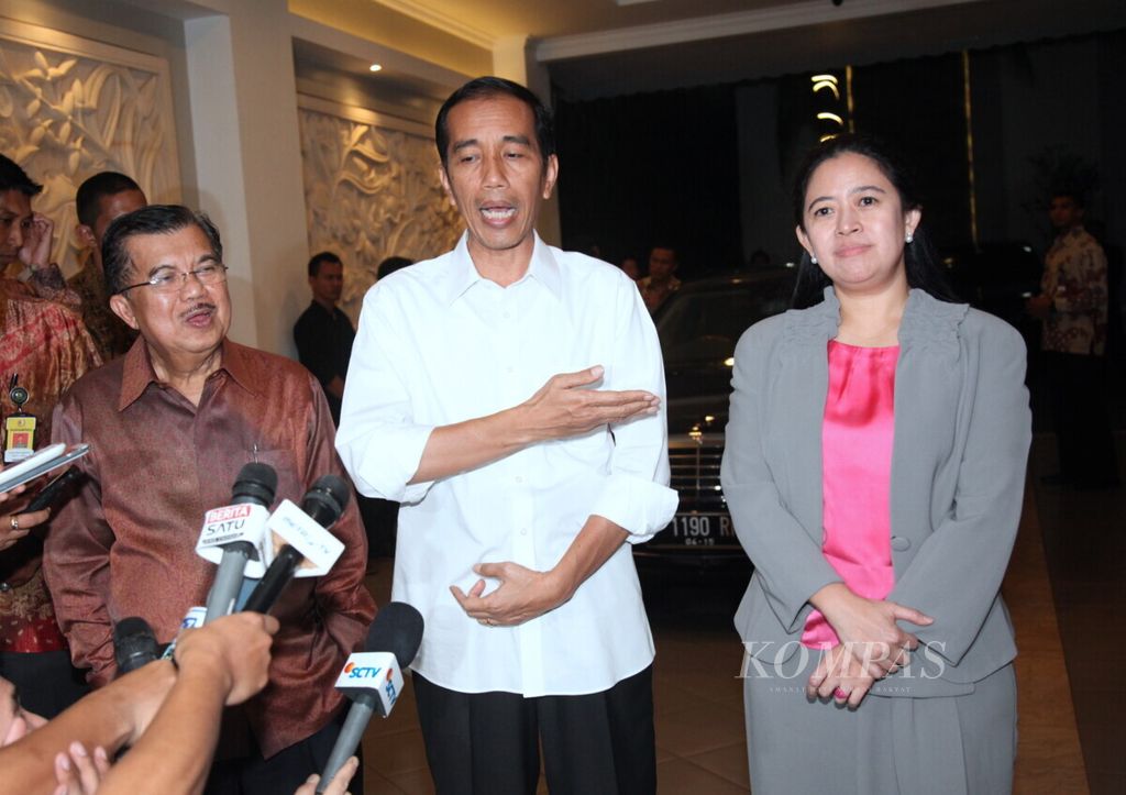 Presiden terpilih Joko Widodo atau Jokowi (tengah), wakil presiden terpilih Jusuf Kalla (kiri), dan Ketua DPP PDI-P Puan Maharani saat menggelar konferensi pers di sebuah rumah di Jalan Sisingamangaraja, Jakarta, Selasa (26/8). Dalam kesempatan itu, Jokowi menegaskan bahwa pada Rabu (27/8) ini ia akan bertemu Presiden Susilo Bambang Yudhoyono di Bali untuk membahas RAPBN 2015. 